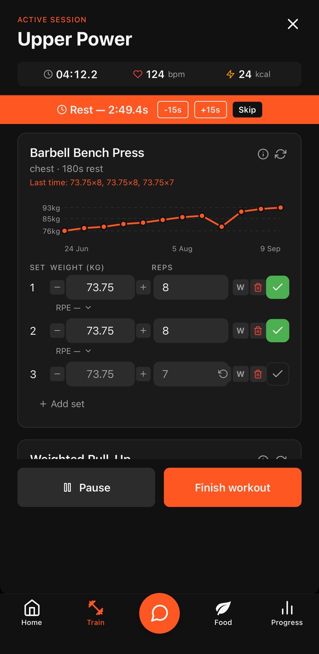 An active session logging bench press at 124 beats per minute and 24 kilocalories, showing last session's sets, a chart of estimated one-rep max over twelve weeks, and a running rest timer.